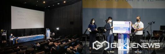 사진 왼쪽부터 제17회 제천국제음악영화제 JIMFF 포럼 , 2021 제천 음악영화 제작지원 프로젝트 시상 모습