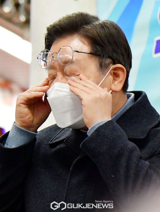 (서울=국제뉴스) 이재명 더불어민주당 대선 후보가 24일 오후 경기 성남시 중원구 상대원시장에서 열린 '매타버스' 성남, 민심속으로! 행사에서 시민들과 만나 연설하는 중 눈물을 흘리고 있다./사진=이용우기자