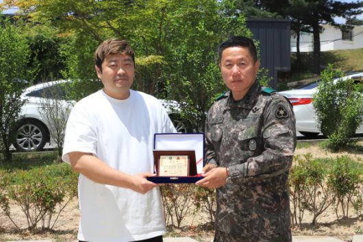 정호균 셰프에게 감사장을 전달하고 있다.