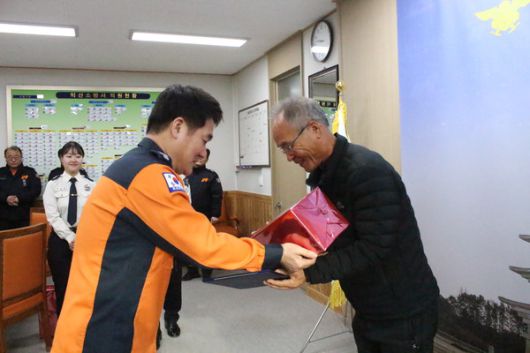 익산소방서, 이웃 주택화재 초기진압 시민 '더블 보상제' 수여(사진=익산소방서 제공)