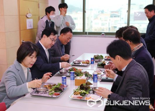 (사진제공=하동군)수산물 소비 촉진 일환으로 하동군청 구내식당에서 왕의 녹차 참숭어 시식 행사가 진행 중이다