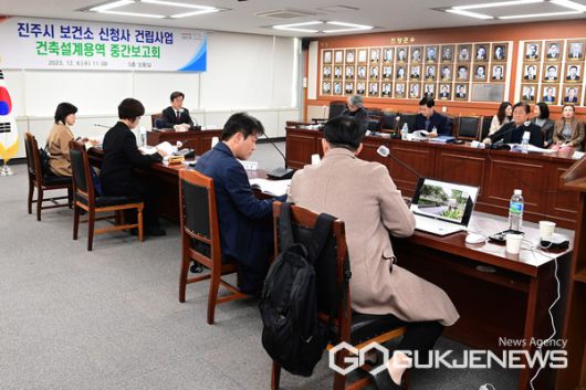 (사진제공=진주시)조규일 시장이 진주시보건소 신청사 건립사업 건축설계용역 중간보고회를 주재하고 있다