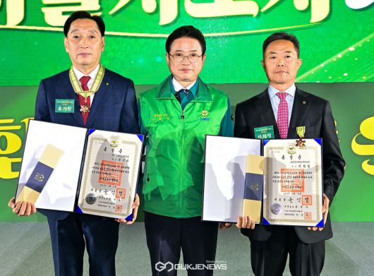 (사진=김진태 기자) 새마을훈장 협동장을 수상한 윤기한 칠곡군 새마을회장, 이철우 경북도지사, 새마을훈장 노력장을 수상한 이희정 예천군 새마을 회장
