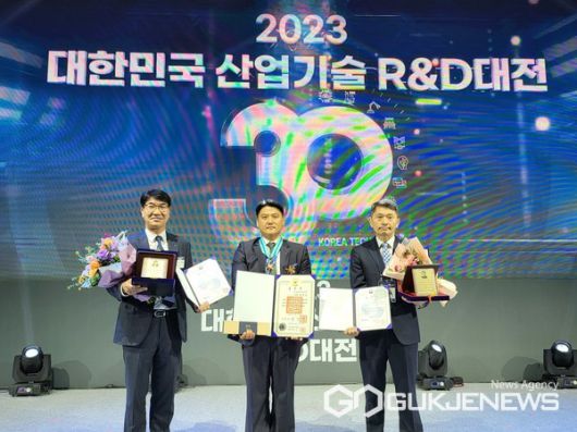 (사진제공=KAI)산업기술진흥 유공자 포상 시상식에서 KAI 임직원이 수상을 했다(왼쪽부터 태진수 상무, 서성조 수석연구원, 김홍주 부품생산2팀장)