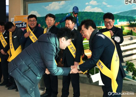 (제공=영천시) ‘내가 먼저 인사해요’ 캠페인, 출근하는 직원들에게 먼저 인사하는 최기문 영천시장과 간부 공무원들