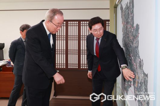 이상일 용인특례시장이 시장실에서 반기문 전 유엔사무총장과 환담을 나누며 용인특례시의 비전에 대해 설명하고 있다.(사진/용인시)