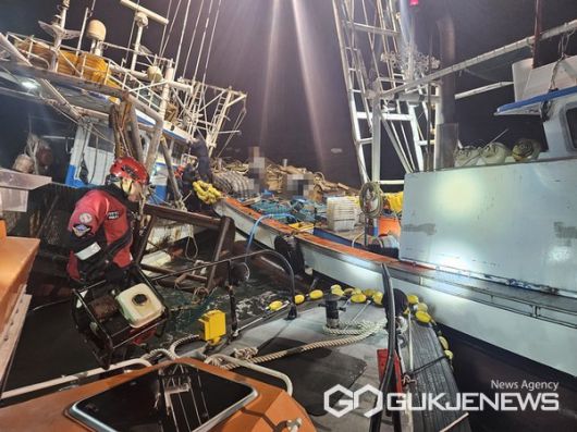 군산 비응항 인근 해상에서 사고가 발생했던 어선 A호에 배수작업을 위해 배수펌프를 싣고 있다./ 사진=군산해경)