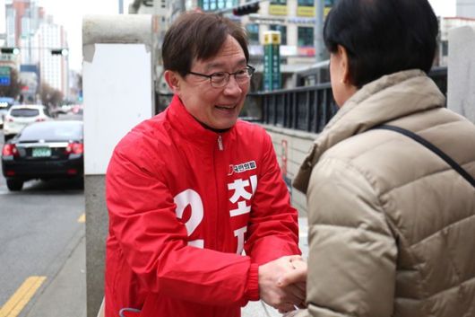 최재형 의원이 종로구 동묘역 앞 네거리에서 출근길 구민들과 반갑게 인사를 나누고 있다.  (사진제공=최재형 후보실)