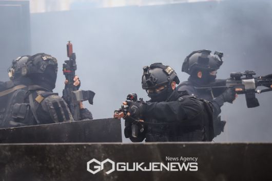 53사단 군사경찰 대테러특임대가 건물 내부로 진입해 테러범들을 제압하고 있다.(사진제공.육군)