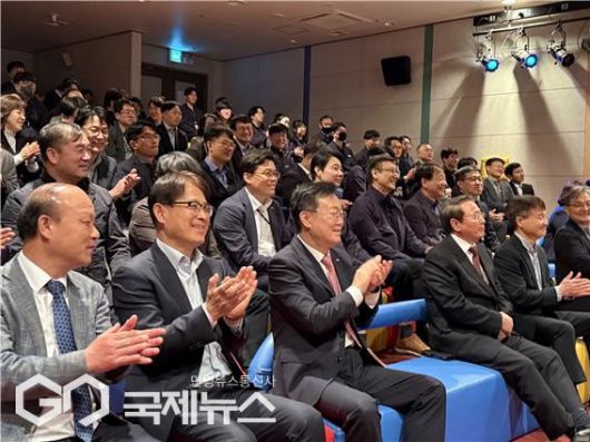 (앞줄 맨 왼쪽부터: 임재선 기반본부장, 김석빈 경영본부장, 이성림 이사장, 백운현 상임감사, 주상무 복지문화본부장을 비롯한 임직원이 강의 중 박수치고 있다)