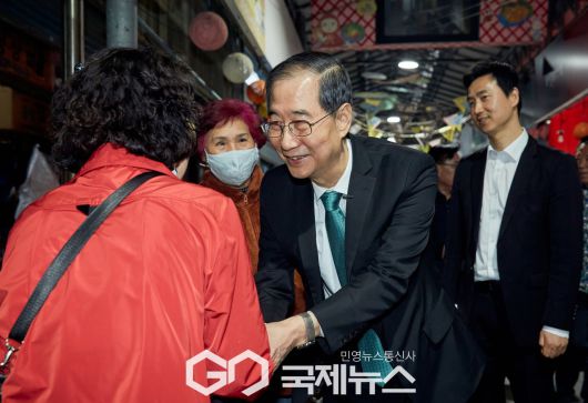 ▲한덕수 대선 예비후보는 2일 오후 광주 5·18 민주묘역을 떠나 동구 제봉로 대인시장에서 상인들을 만났다./여러분의캠프