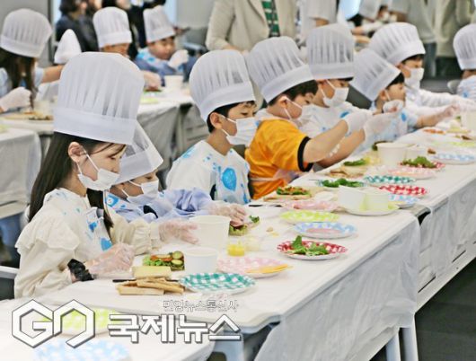 16일 오전, 에어부산 본사에서 진행된 가족 초청 패밀리데이 행사에 참여한 임직원 자녀들이 기내식 만들기 체험을 하고 있다