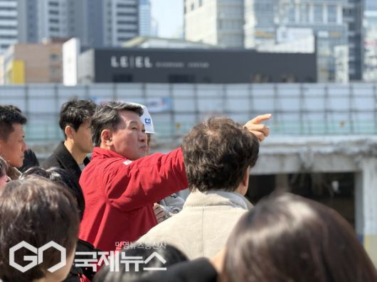 김성수 구청장이 민원현장을 찾아 주 민 불편사항을 확인하고 있다다/제공=해운대구청