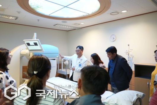 몽골 바가항가이구 공무원 연수단이 핵의학과 시설을 돌아보고 있다