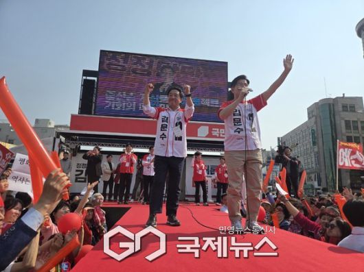 김문수 대선후보가 강승규 예산홍성 국회의원과 함께 유세장에 모인 주민들에게 6월3일 있을 대선에서 반드시 승리하여 대한민국의 민주주의를 지키겠다고 말했다/박의규 기자