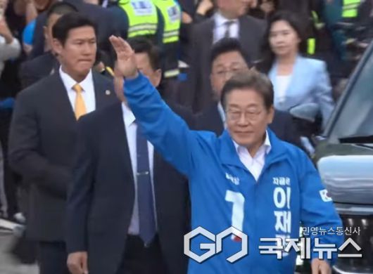 (사진/윤은중 기자) 더불어민주당 이재명 후보가 24일 오후 안산문화광장에 도착하여 지지자들에게 손을 흔들어 인사하고 있다.