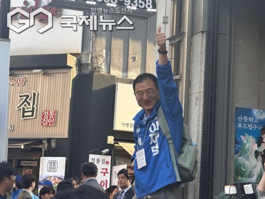 최근 국민의힘을 탈당하고 더불어민주당으로 입당한 김상욱 국회의원이 유세 현장을 방문해 천안 시민들에게 이재명 후보 지지와함께 천안 시민들에게 인사를 하고 있다(사진/국제뉴스 이원철 기자)