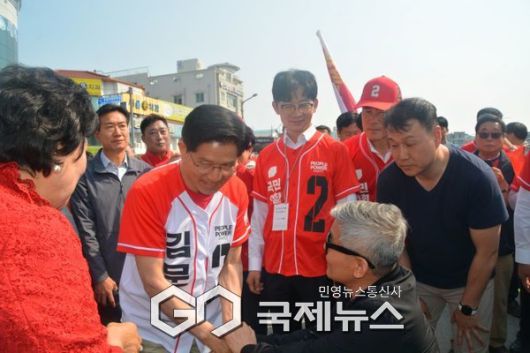 김문수 후보가 유세장으로 이동중에  만난 장애인과 반갑게 인사를 나누며 이야기를 하고 있다/박의규 기자