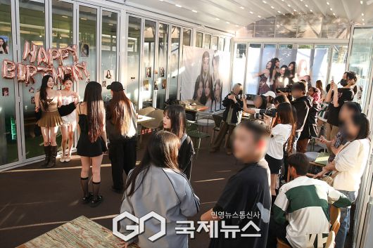 ▲ 2025 '위치스(WITCHX)' 니아 생일 팬미팅 포토타임 / ⓒ이대웅 기자