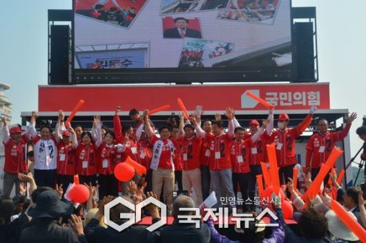 김문수 대선 후보가 강승규 예산,홍성 국회의원을 비롯 홍성군의원.예산군의원들이 6월3일 대선에서 반드시 승리하겠다고 다짐 했다/박의규 기자