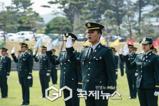 임관 부사관들이 임관 선서.(사진제공.육군)