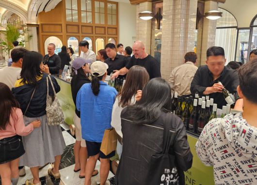신세계백화점 강남점 지하 광장에서 진행된 뉴질랜드 와인 판매전. 사진/NZTE