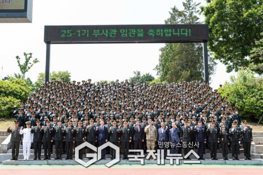 김선호 국방부장관 직무대행과 임관 부사관들이 기념사진을 촬영하고 있다.(사진제공.육군)
