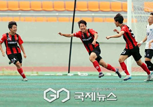 대전 유성생명과학고 박수호가 10일 월명종합경기장에서 열린 2025 금석배 전국고등축구 U-17 유스컵 평택진위U18과 4강전 0-1로 뒤진 후반 6분 귀중한 동점골을 터트리고 기뻐하고 있다(사진=김병용 기자)