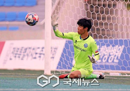 FC의정부U18 수문장 민정우가 10일 월명종합경기장에서 열린 2025 금석배 전국고등축구 U-17 유스컵 서울경희고와 4강전 승부차기에서 돌물적인 감각으로 상대 킥을 막아내고 있다(사진=김병용 기자)