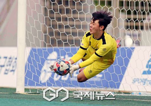 대전 유성생명과학고 수문장 박세현이 10일 월명종합경기장에서 열린 2025 금석배 전국고등축구 U-17 유스컵 평택진위U18과 4강전 승부차기에서 상대 두 번째 킥을 막아내고 있다(사지ㄴ=김병용 기자)