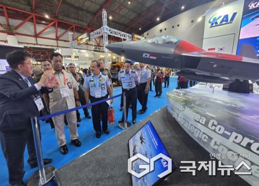 인니 고위관계자에게 IFX를 설명하고 있는 수출마케팅부문 조우래 전무(좌) 사진/KAI