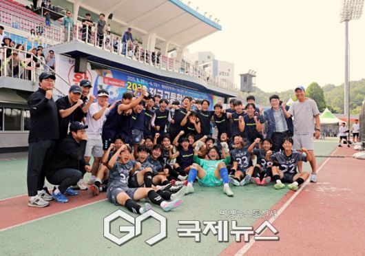 고창북고 선수단이 6일 월명종합경기장ㅇ에서 열린 2025 금석배 전국고등축구 U-17 유스컵 16강전에서 우승 후보 서울상문고을 꺾는 이변을 창출한 후 기념 촬영에 임하고 있다(사진=김병용 기자)