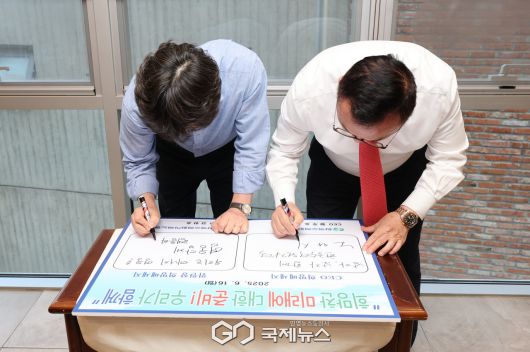 (제공=한수원) 노경 상견례, 미래 희망 메시지를 작성하고 있는 강창호 한수원 노조 중앙위원장과 황주호 한수원 사장