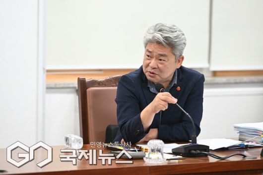 제주도의회 문화관광체육위원회 강철남 의원(더불어민주당, 제주시 연동을)이 18일 열린 제439회 제1차 정례회 결산심사에서 체육 분야 예산의 비효율성과 구조적 불균형 문제를 강도 높게 비판했다.[사진=제주도의회]