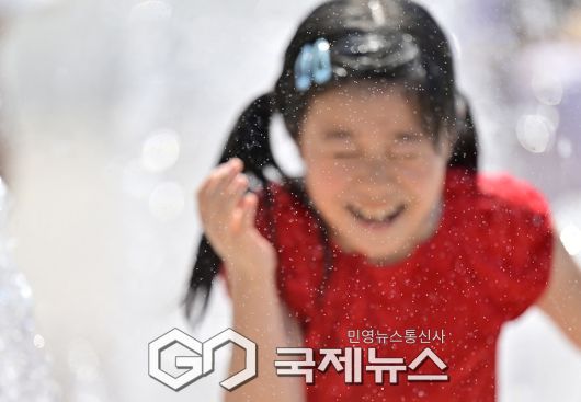 장마 기간, 도심 달군 30도/시원한 곳 찾은 시민들 (사진=안희영 기자)