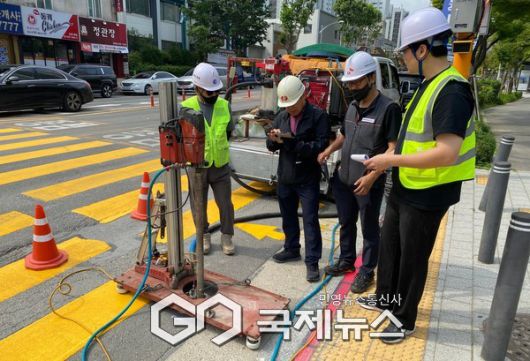 ▲ 과천시, 주공4단지아파트 인근 도로에서 GPR 정밀탐사를 실시하고 있다 [사진=과천시]