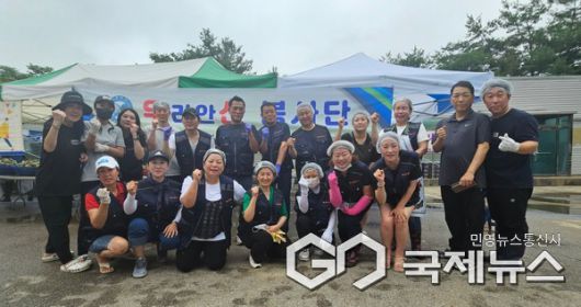 (사진/윤은중 기자) 28일 오후 안산 사동 행복나눔터에서 우산봉사단원들이 알타리 김치나눔 봉사활동을 펼치며 기념촬영을 하고 있다.