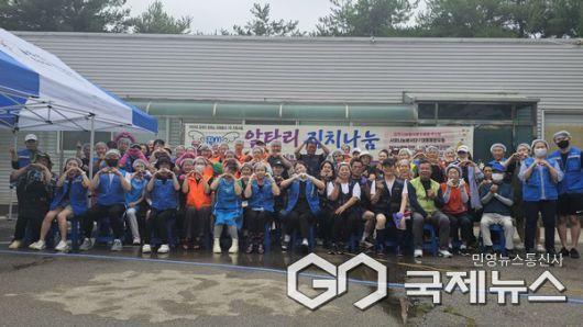 (사진/윤은중 기자) 28일 오후 안산 사동 행복나눔터에서 열린 알타리 김치나눔 봉사 활동을 펼친 회원들이 기념촬영을 하고 있다.