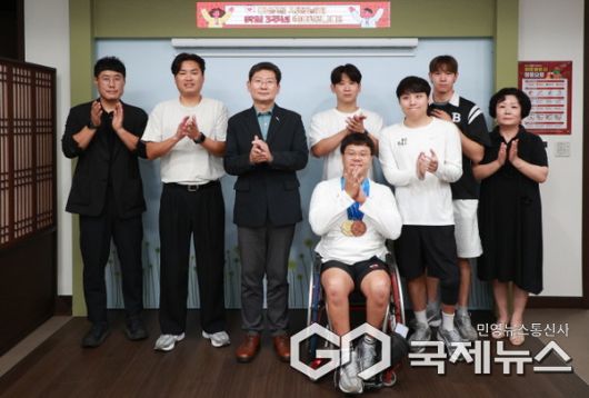 용인시는 1일 시장실에서 용인시 장애인수영팀 우승 메달 봉납식을 개최했다(사진=용인시)