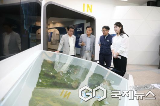 의원연구단체 ‘용인형 컬처노믹스 연구회Ⅱ’ 회원들이 전북 무주군 양수홍보관에서 관계자의 설명을 듣고 있다.(사진=용인시의회)