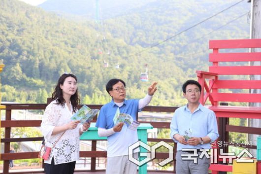 의원연구단체 ‘용인형 컬처노믹스 연구회Ⅱ’ 회원들이 통영관광개발공사에서 의견을 나누고 있다.(사진=용인시의회)