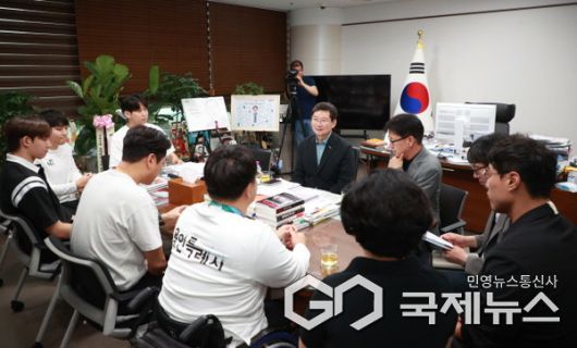 이상일 용인시장은 1일 시장실에서 열린 용인시 직장운동경기부 장애인수영팀 우승 메달 봉납식에서 선수들을 격려했다(사진=용인시)