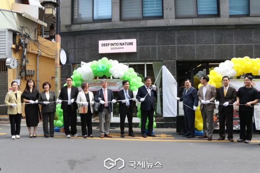 (제공=경주시) 6월 25일 신골든 시즌3 창업팀 6곳 중 딥인투네이처 및 사계돈 앞에서 진행된 현판제막식