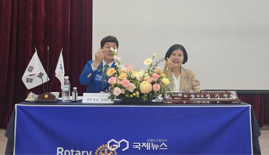 태성 김용근 총재(사진왼쪽)와 바름 정기수 회장이 취임식장에서 "우리 함께 선행을" 나타내는 하트 포퍼먼스를 표 하고 있다(국제뉴스)