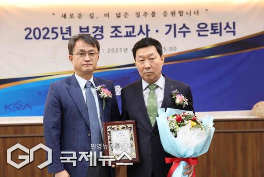 지난 6월 29일 조교사 은퇴식에서 (왼쪽부터)엄영석 한국마사회 부산경남지역본부장과 김영관 조교사가 기념촬영 하고 있다