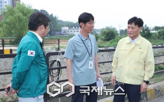 (사진 제공=일산동구청) 박노선 일산동구청장(오른쪽)이 취임 첫날 배수 시설을 둘러보고 있다.