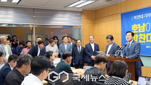 ▲박찬대 더불어민주당 대표 출마자는 8일 오전 전북도의회 브리핑실에서 내란 완전종식 '내란특별법' 발의 기자회견을 하고 있다./박찬대TV