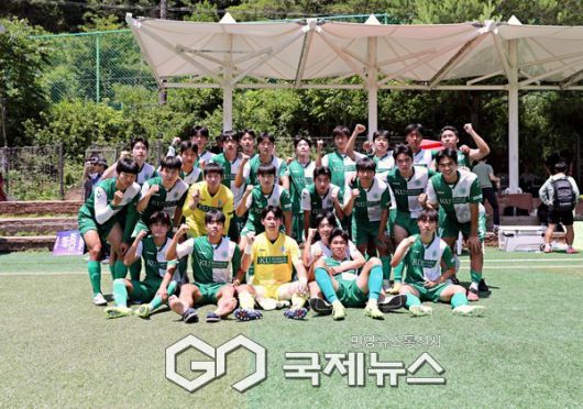 춘계 챔피언 건국대 선수단이 9일 고원 인조 2구장에서 열린 데61회 백두대간기 추계대학축구연맹전 초당대와 20강전 승리로 16강 진출 확정 후 기념 촬영에 임하고 있다(사진=김병용 기자)