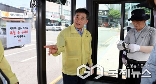 정성주 김제시장이 폭염 속 시민건강을 꼼꼼히 챙기며 현장행정을 펼치고 있다.(사진=김제시)