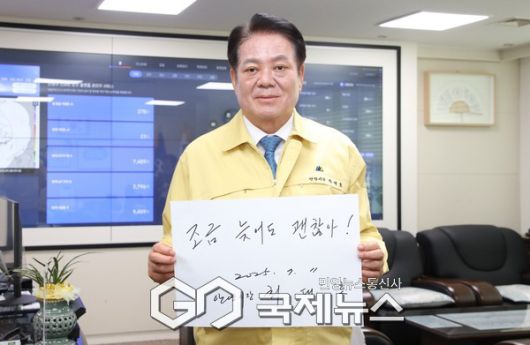 ▲ 안양시, 최대호 시장이 11일 집무실에서 폭염 속 일하는 이동노동자의 안전을 위한 캠페인을 펼치고 있다 [사진=안양시]